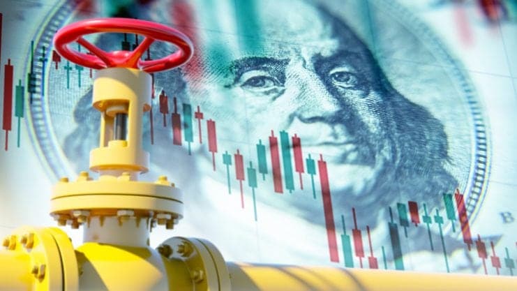Man sieht eine gelbe Ölpipeline am unteren Rand des Bildes. Im Hintergrund eine US-Dollar Banknote und ein Candle-Stick-Chart der nach unten geht